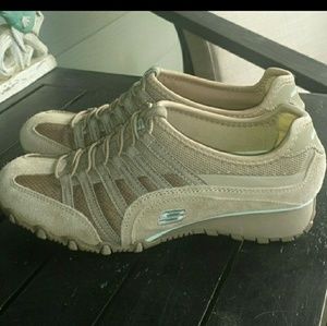 Skechers tennis shoes..